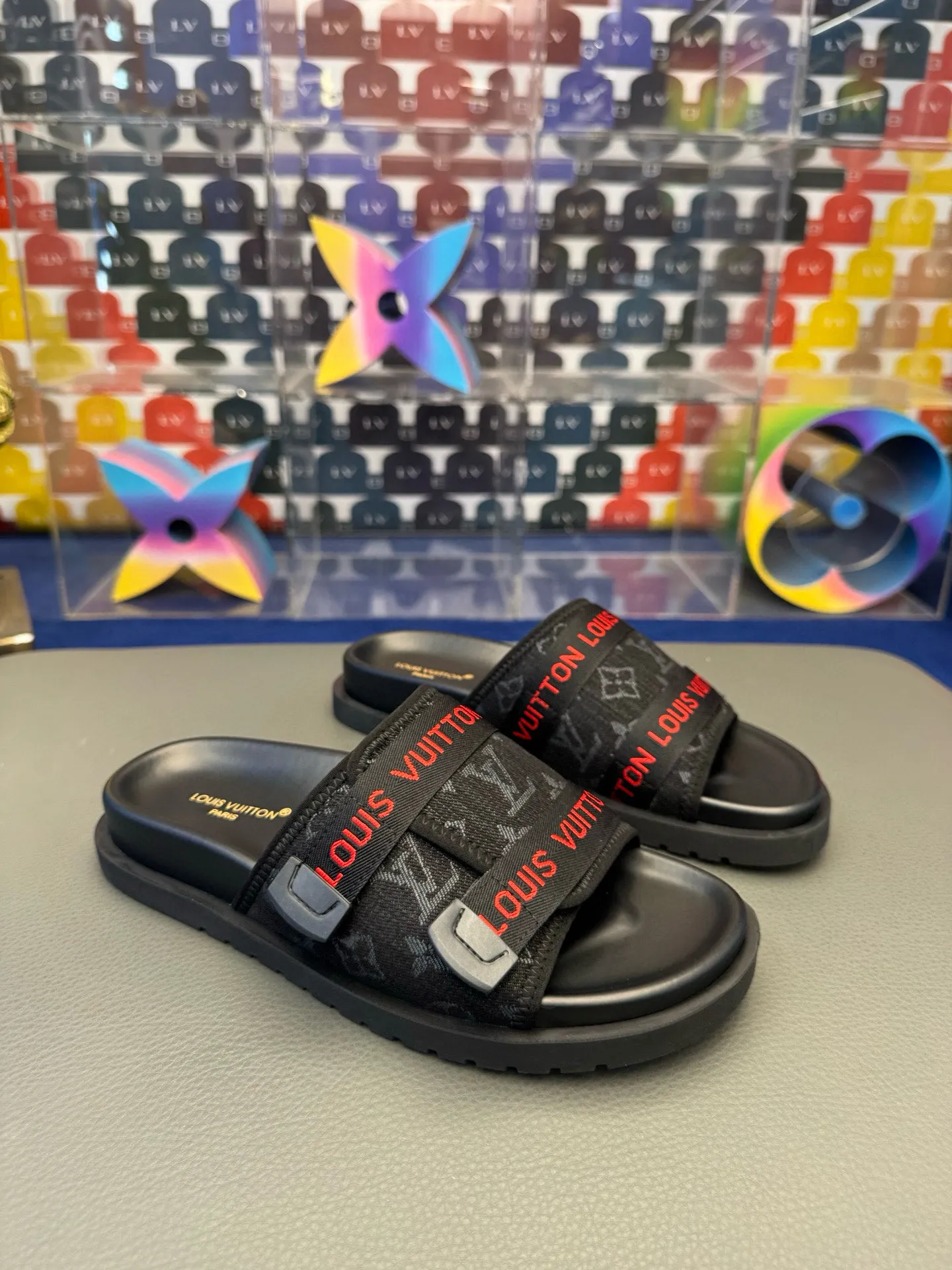 [L Home] P: 340💰Size: 38-45 Top purchasing lv men's summer slippers, classic presbyopia with soft real leather lining, unique color splicing effect, distinctive personality, fashionable and trendy essential style, light and comfortable. Lightweight and tough rubber insole, micro ridged foam outsole, super comfortable!